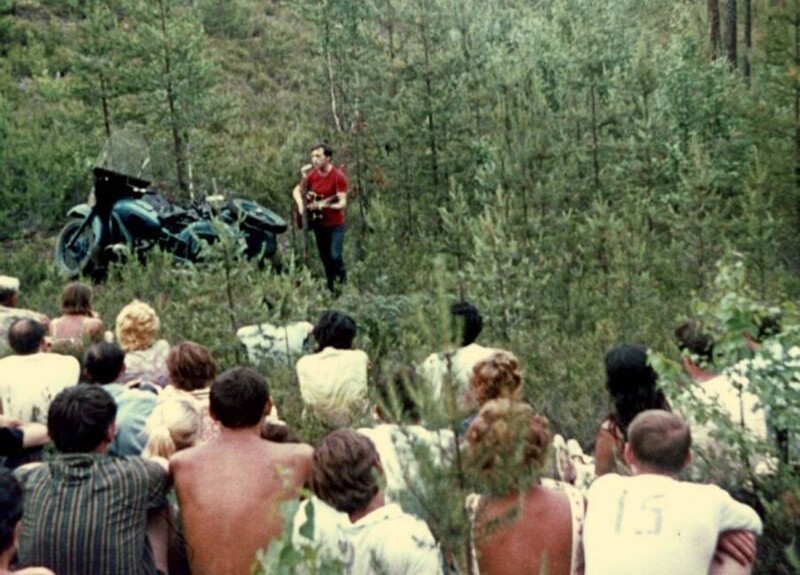 Выступление Владимира Высоцкого на «Лесном концерте» под Сосново на озере Лампушка Ленинградской области. Фото 1 июля 1972 года