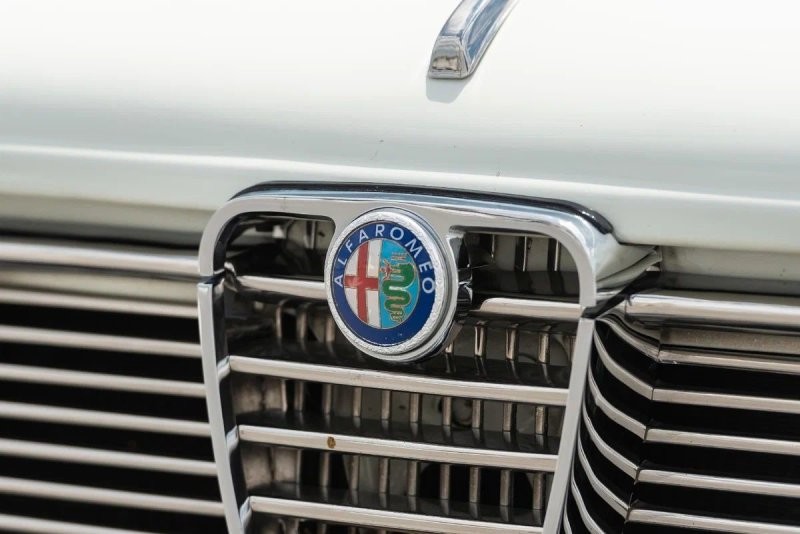 На эмблеме Alfa Romeo змея пожирает человека...