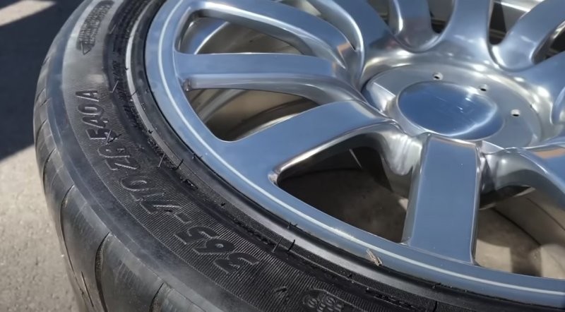 Блогеры разрезали колесо Bugatti Veyron с помощью гидроабразивной резки