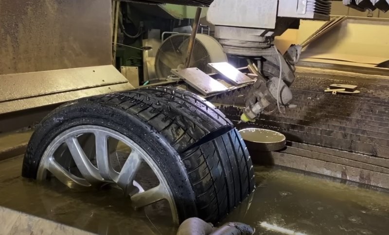 Блогеры разрезали колесо Bugatti Veyron с помощью гидроабразивной резки