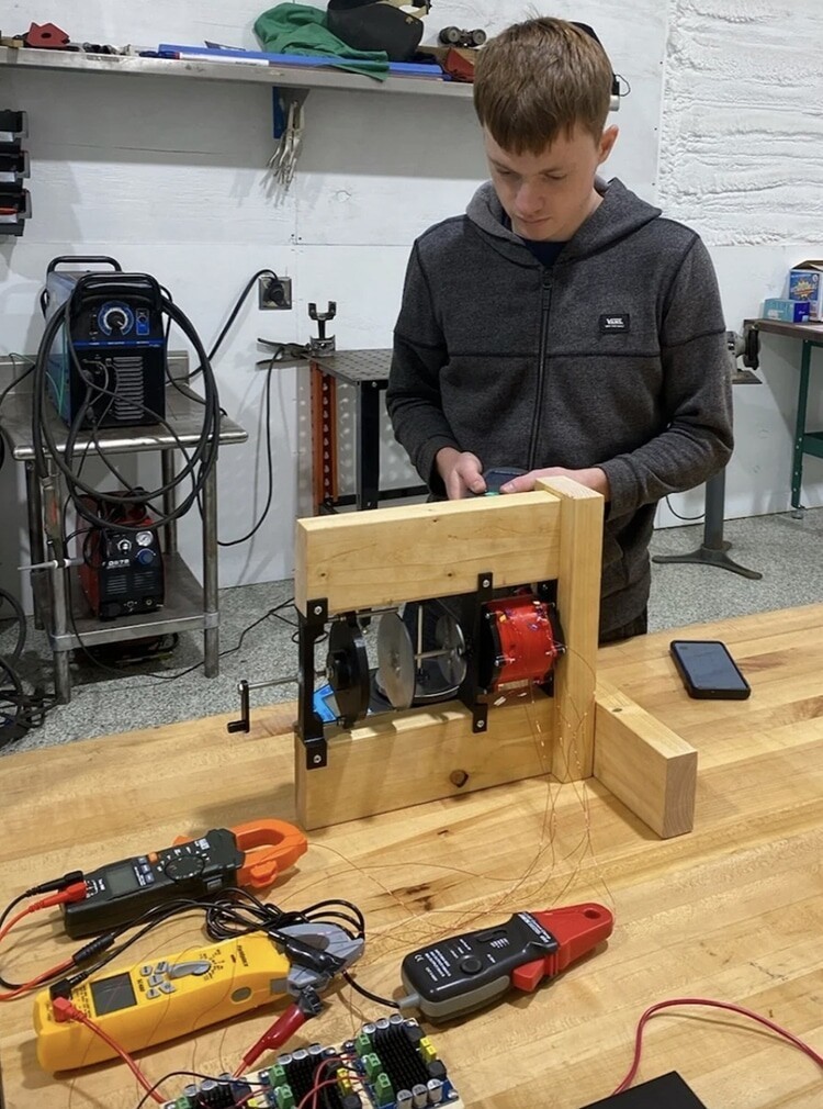 17-летний парень разрабатывает революционный двигатель для электромобилей