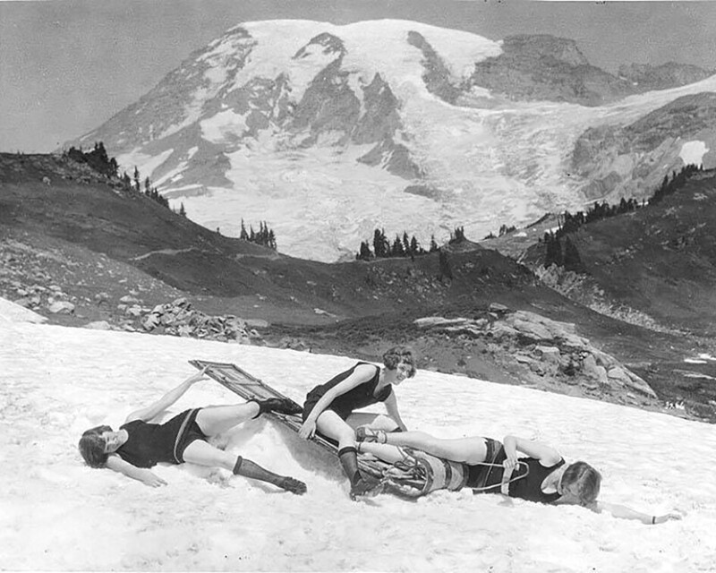 Девушки изображают падение с санок на горе Рейнир, ок. 1925 год