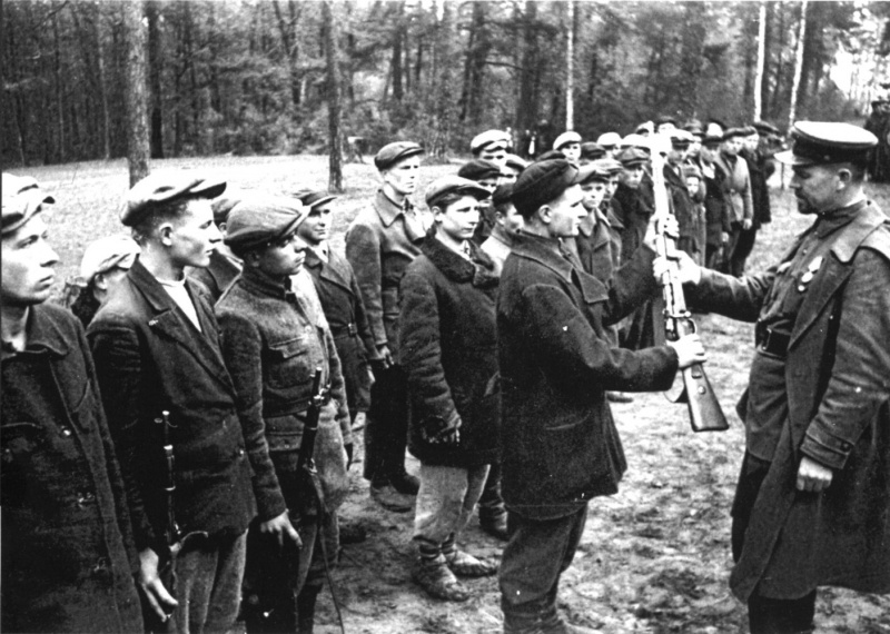 Сколько немцы платили за выдачу партизан: за кого из них была назначена самая высокая награда