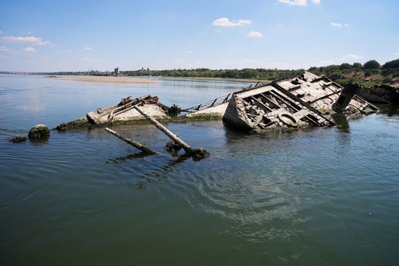 Обмелевший Дунай обнажил десятки затонувших немецких кораблей