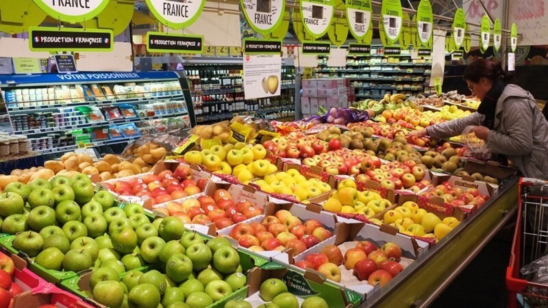 11. С начала 2022 года супермаркетам во Франции запрещено утилизировать нераспроданные продукты питания до окончания срока годности. Магазины могут заблаговременно передать еду благотворительным организациям