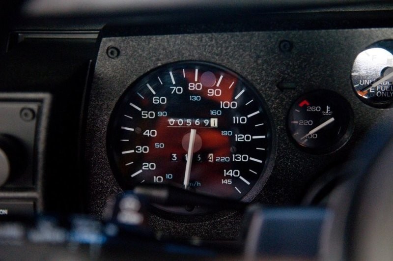 Chevrolet Camaro IROC-Z 1987 года с пробегом 900 километров стоит столько же, сколько новый Camaro ZL1