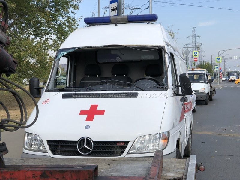 Машина скорой помощи опрокинулась на бок после ДТП в Москве