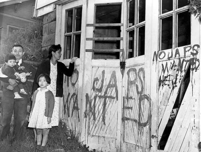 18. Японская семья возвращается домой (Сиэтл, Вашингтон) из лагеря для интернированных в Ханте, штат Айдахо, 10 мая 1945 года