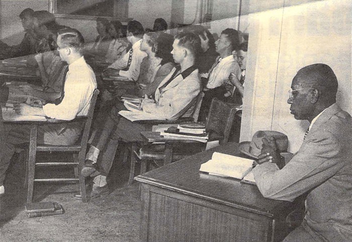 13. Джордж Маклаурин, первый афроамериканский студент, принятый в Университет Оклахомы, вынужден сидеть отдельно от белых студентов. 1948 год