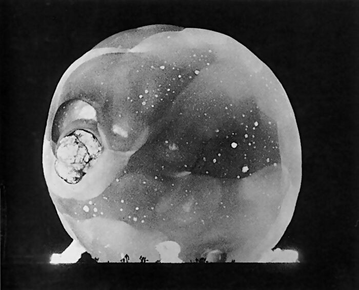 27. Ядерный взрыв, снятый рапатронной камерой Гарольда Эдгертона с выдержкой в ​​стомиллионную долю секунды. Примерно 1950-е годы