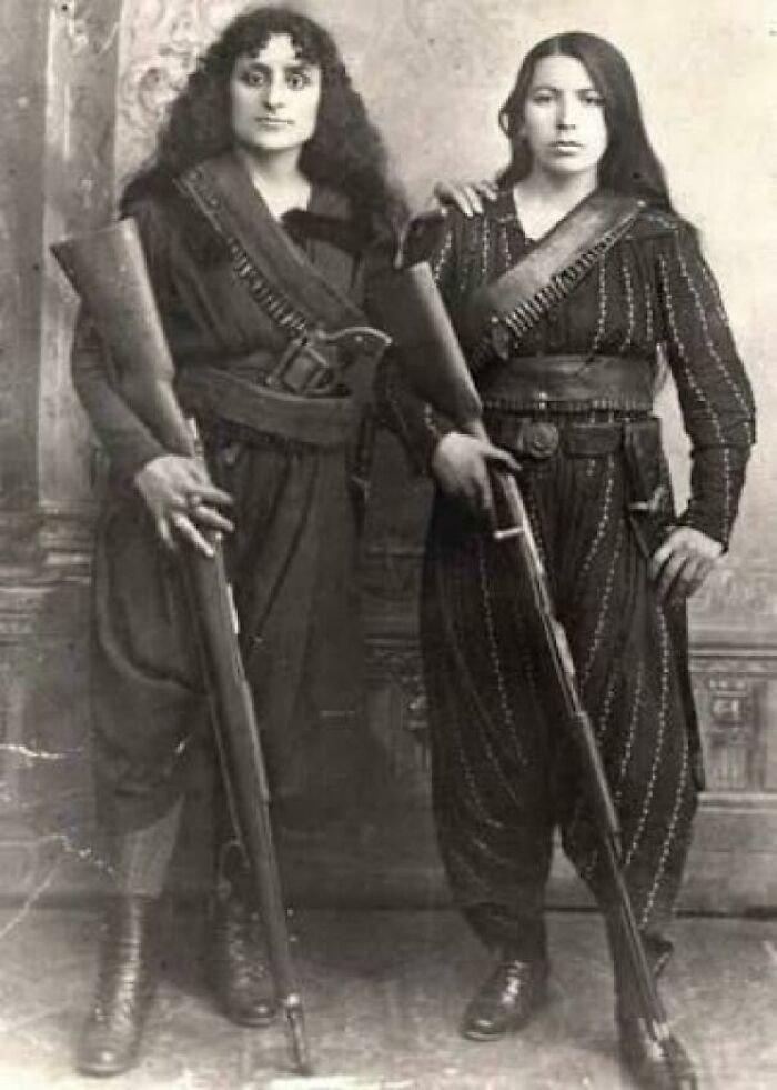 6. Армянские ополченки во время геноцида армян турками-османами, 1915 год