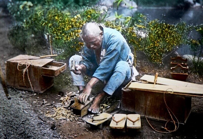  Бродячий торговец обуви гэта, изготавливает свою продукцию. Япония 1915 г., Фотограф Эльстнер Хилтон