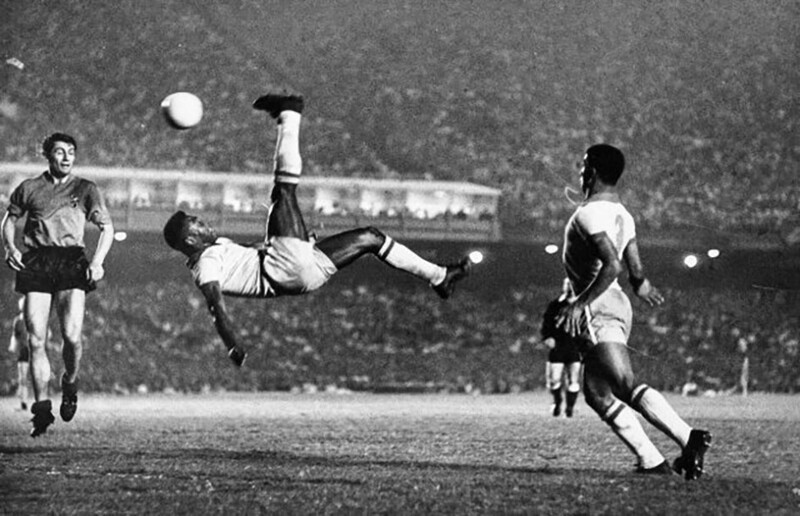 Знаменитый удар Пеле на стадионе «Маракана» в Рио-де-Жанейро. Бразилия, 1965 год
