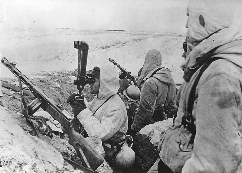  Немецкие солдаты с трофейными советскими пистолетами-пулемётами ППШ-41 на наблюдательном пункте