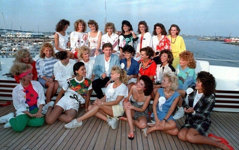 Дональд Трамп с конкурсантками Мисс Штат отдыхает на борту своей яхты в Атлантик-Сити, Нью-Джерси, 4 сентября 1988 года