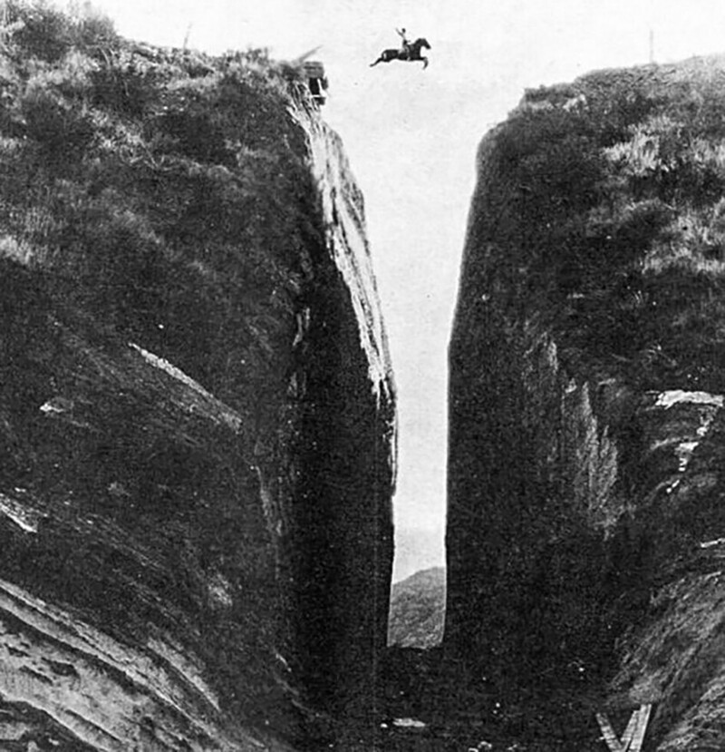 Актер Том Микс (по некоторым источникам это все-таки был каскадер) перепрыгивает на лошади через Beale's Cut на съемках фильма «Three Jumps Ahead», 1923 год