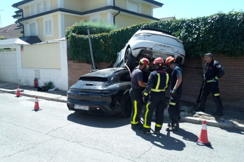 В Испании женщина за рулём Porsche Taycan подхватила и впечатала Macan в кирпичную стену