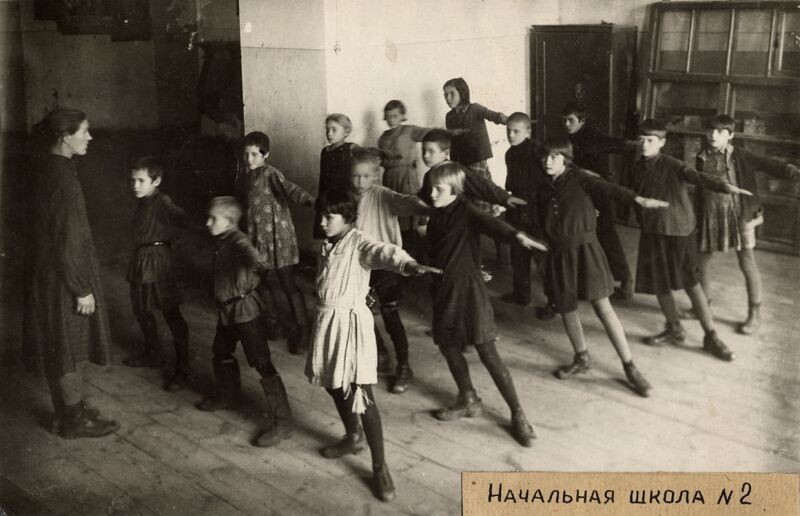 Урок физкультуры в начальной школе №2 города Мурома, 1936 год