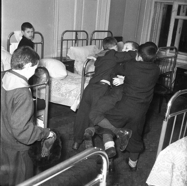 Школа-интернат в Пушкине. Драка мальчиков в спальне, 1956 год