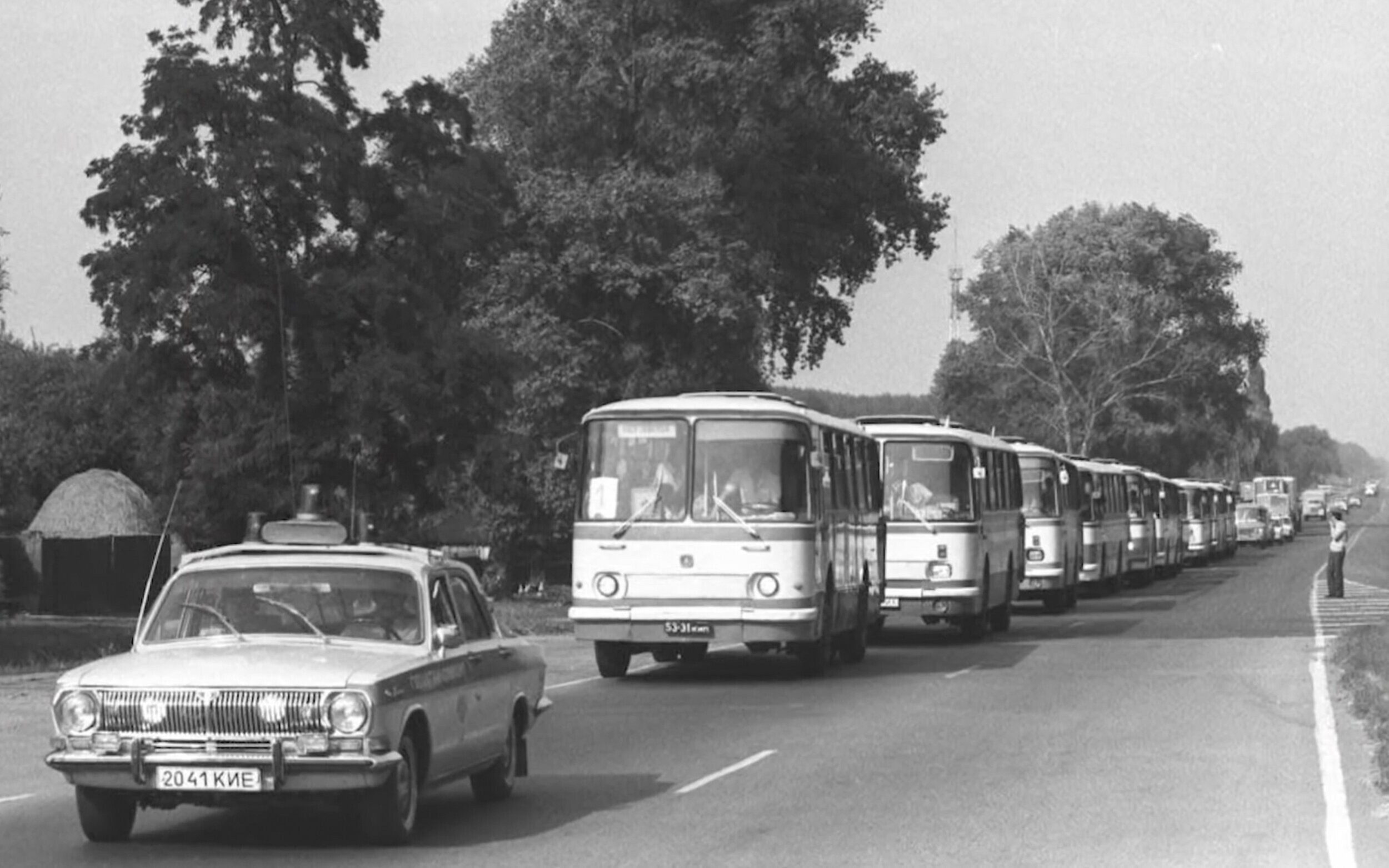 Город припять эвакуация. ЛАЗ 695 Припять 1986. Эвакуация города Припять 27 апреля 1986. ЛАЗ 692. Эвакуация населения Чернобыль АЭС.