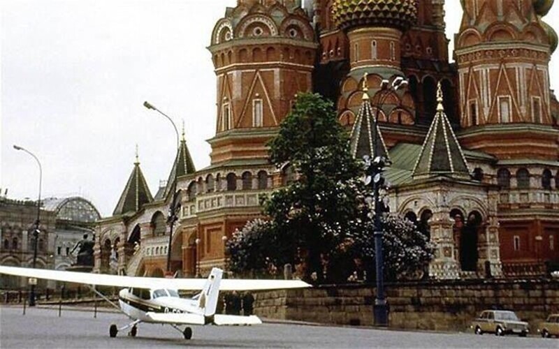 28 мая 1987 года 18-летний немец Матиас Руст приземлился на своем самолете «Сессна-172Б Скайхок» на Красной Площади в Москве. 