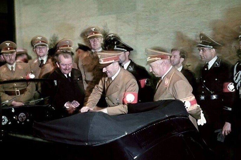 Фердинанд Порше дарит Адольфу Гитлеру автомобиль на 50-летие.