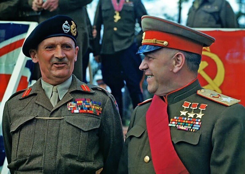 Маршал Советского Союза Георгий Константинович Жуков (1896—1974) разговаривает с британским фельдмаршалом Бернардом Монтгомери (Bernard Law Montgomery, 1887—1976) около Бранденбургских ворот Берлина. 12 июля 1945 года