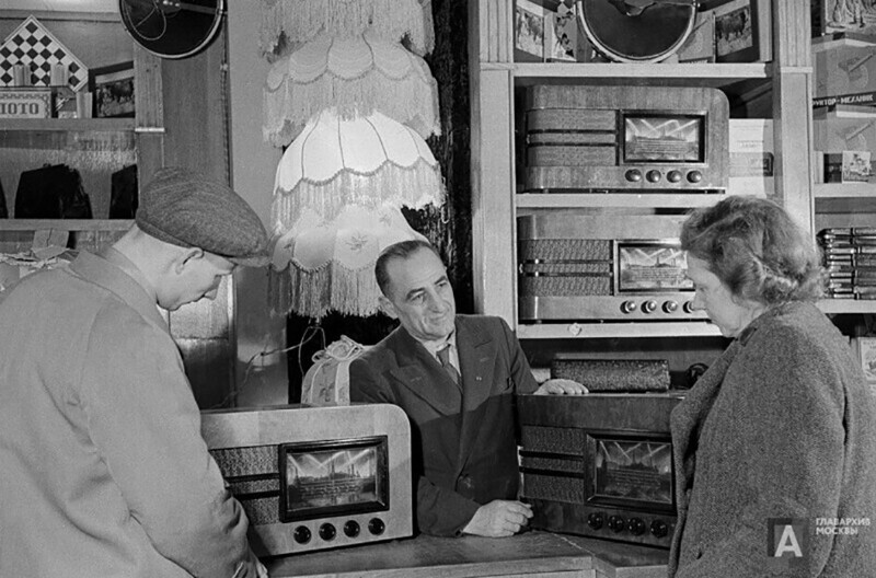 Петровский пассаж. В отделе радиотоваров. 1947 год. Фото: В.Д. Евграфов