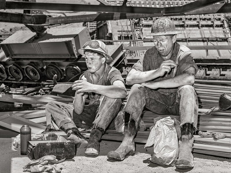 Рабочие во время перерыва. Плотина Шаста, Калифорния. Июнь 1942 год