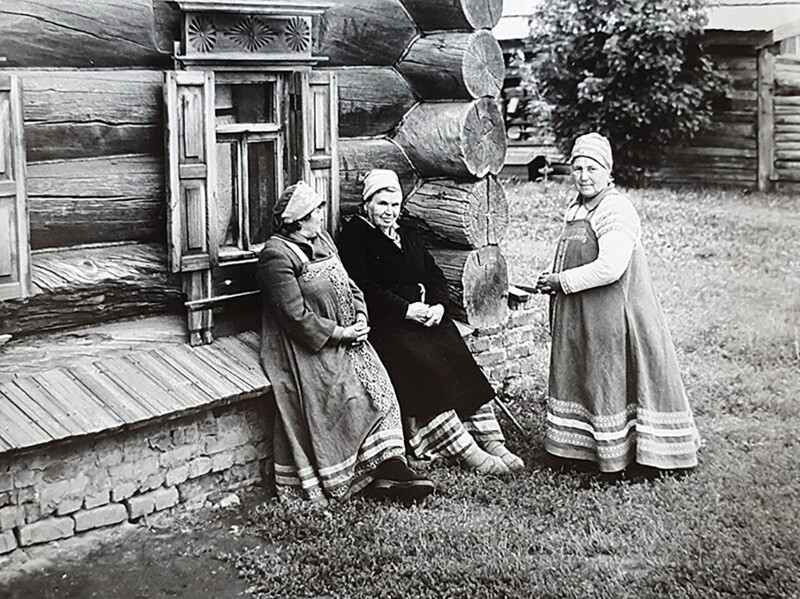 Хранительницы старины... Суздаль, сентябрь 1986 года, в музее деревянного зодчества. Фото В. Златомрежев