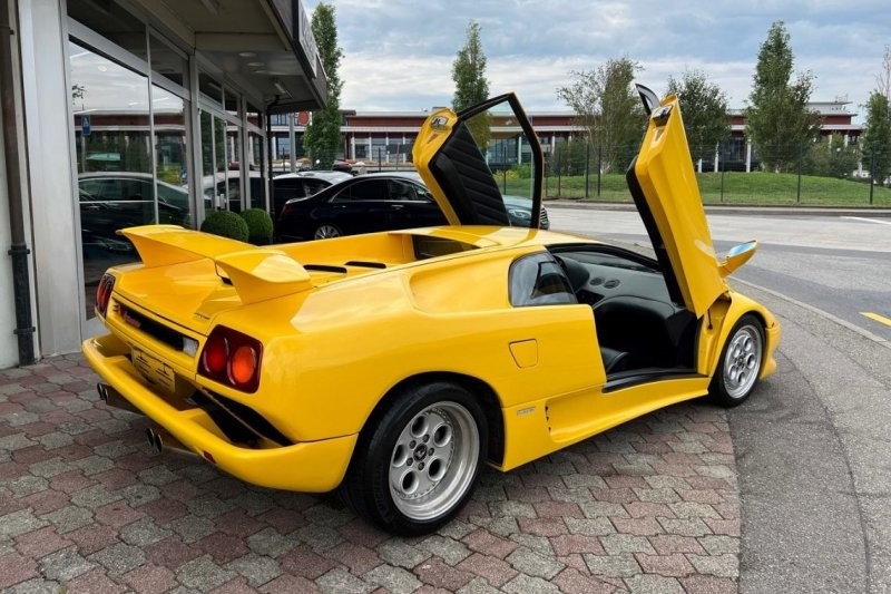 Lamborghini Diablo 1992 года — воплощение автомобиля с плаката 90-х