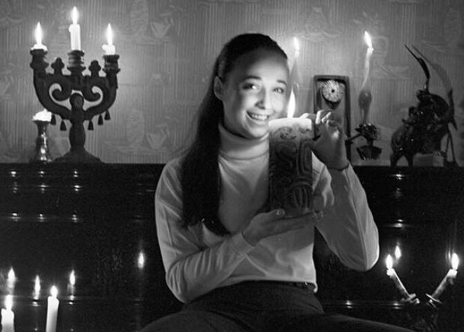 Ирина Печерникова демонстрирует свою коллекцию свечей и подсвечников, 1969 год