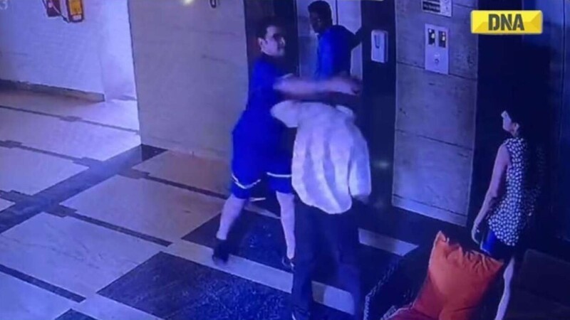 Мужчина, застрявший в лифте, так разгневался, что побил лифтёра и охранника