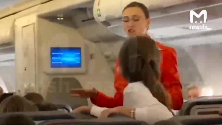 пьяный дебош в самолете. пассажирка дебош. пьяный дебош в самолете. дебоширка на борту самолета. пассажирка дебош.