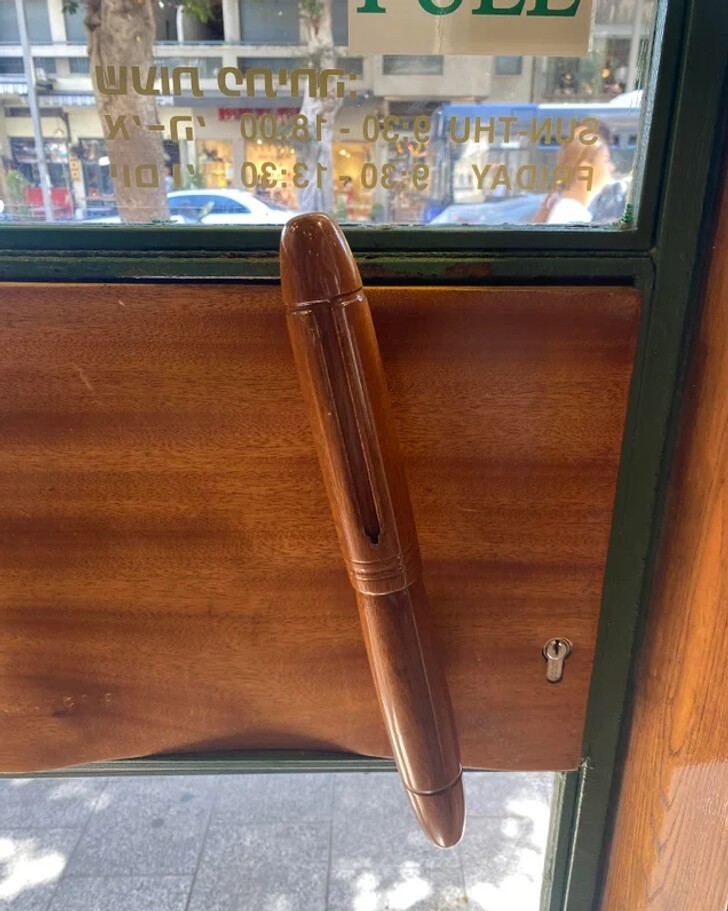 Дверная ручка в магазине шариковых ручек