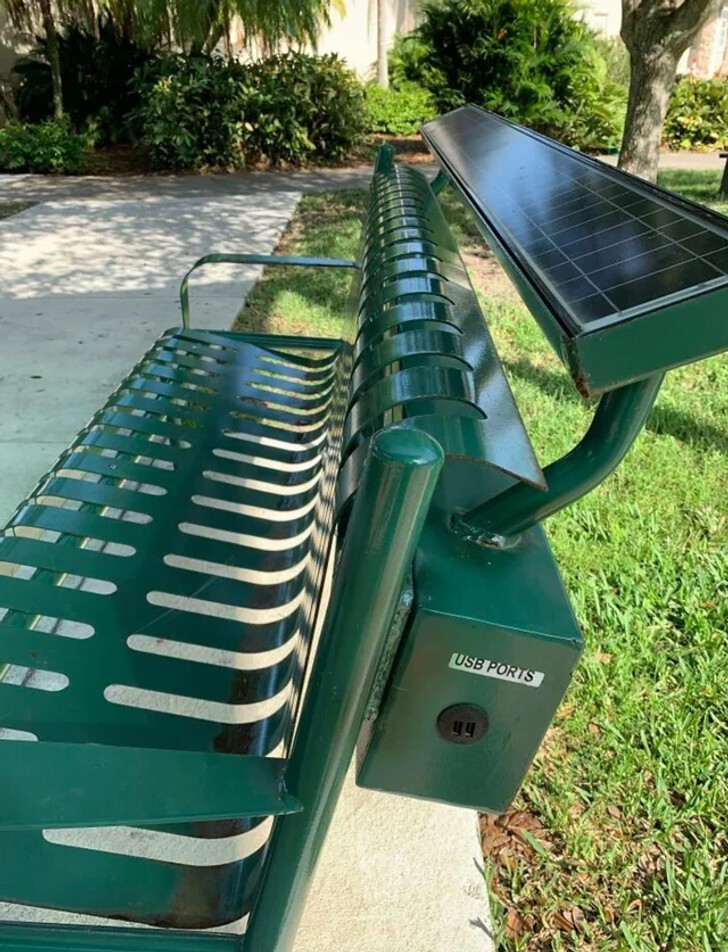 Скамья в парке с USB-разъёмами, работающими на солнечных батареях