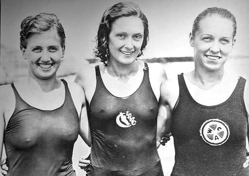 Призеры Олимпийских игр 1936 года по плаванию Ленор Кайт (слева) и Элис Бриджес (справа) и подруга после заплыва...