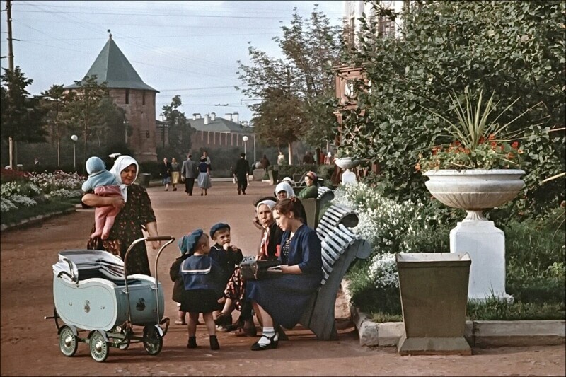 Мамы и бабушки выгуливают детишек рядом с кремлём