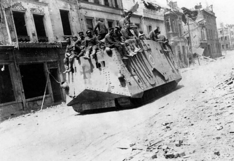 Немецкий танк в коммуне Руа. Первая Мировая война. Франция, 1918 год