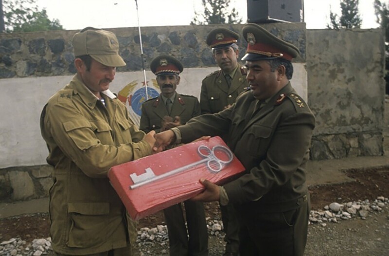 Афганские старшие офицеры преподносят советскому подполковнику ключ от Афганистана как символ того, что они всегда будут рады возвращению советских войск. Вывод советских войск из Афганистана. 1989 год
