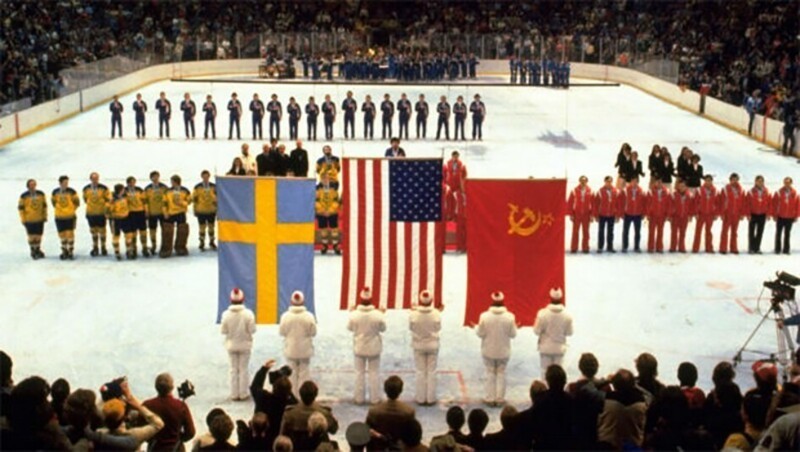 Награждение на Зимних Олимпийских играх 1980 года (также известных как «Чудо на льду»): США заняли 1-е место, Советский Союз - 2-е, Швеция - 3-е
