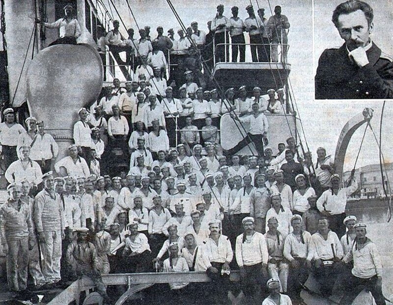 Команда крейсера «Очаков» за две недели до восстания 14 (27) ноября 1905 г. и лейтенант Шмидт (в верхнем правом углу)