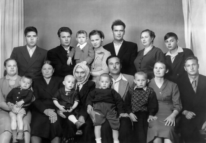 Исчезающий жанр фотографии - групповое фото, на котором были бы запечатлены несколько поколений людей, объединенных родственными узами. СССР, 1961 год