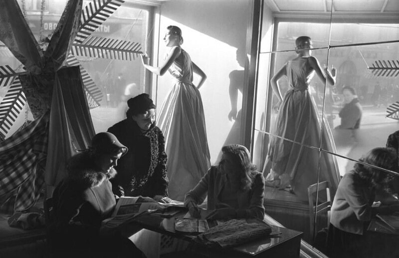В рижском ателье мод. 1950-е. Фото: Эммануил Евзерихин