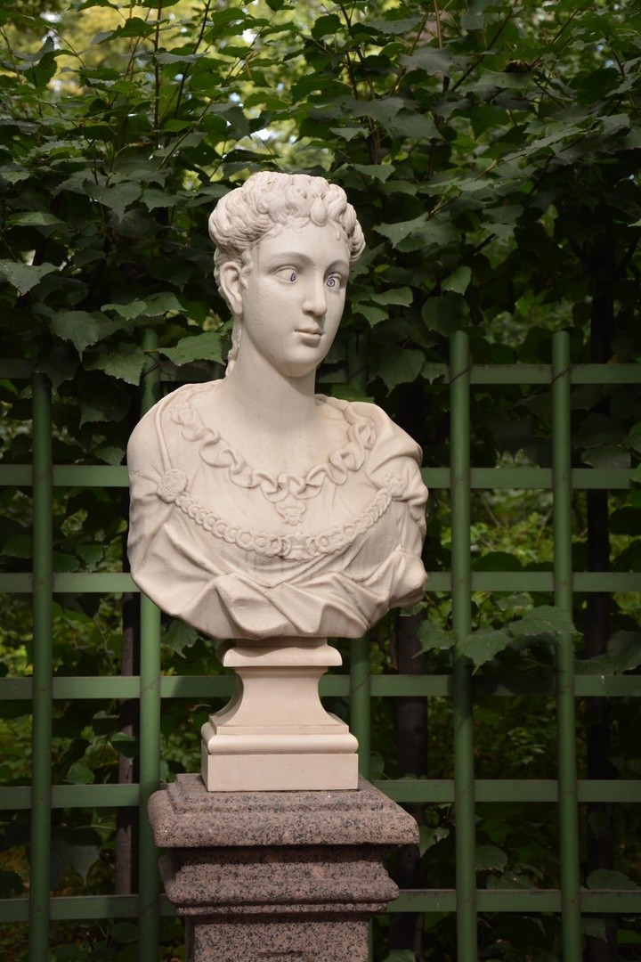 В Петербурге пририсовали косые глаза статуе в Летнем саду