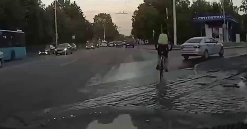 Промокший велосипедист догнал окатившую его из лужи автомобилистку и избил её