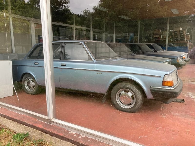 Невероятная капсула времени: заброшенный автосалон Volvo в Бельгии забит старыми автомобилями без пробега