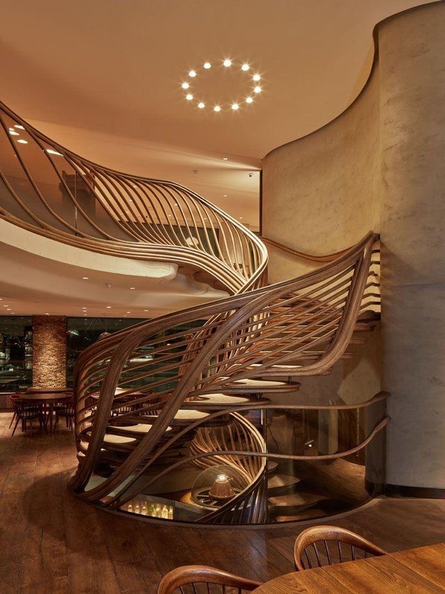 Деревянная винтовая лестница в ресторане HIDE в Лондоне