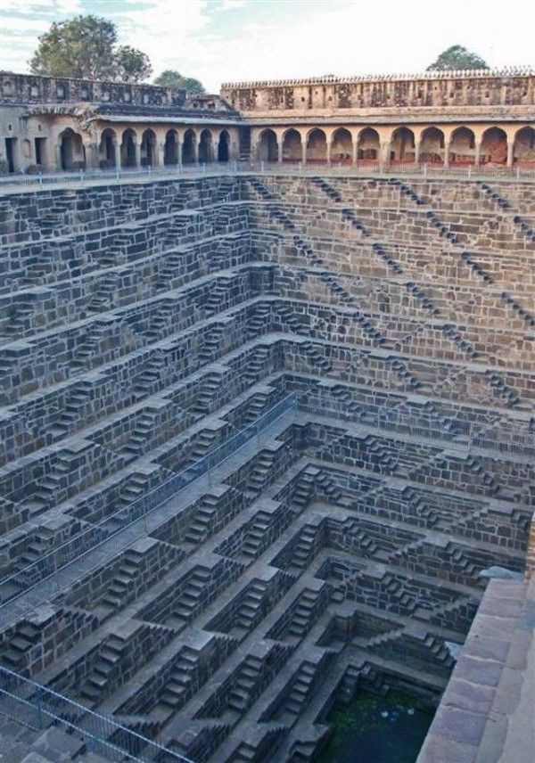 Древнее строение в Индии, от взгляда на которое уже может голова закружиться 