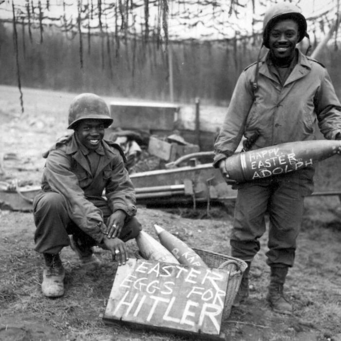19. «Пасхальные яйца для Гитлера»: два афроамериканских солдата позируют на Пасху с пехотными снарядами. Вторая мировая война, 1940-е годы